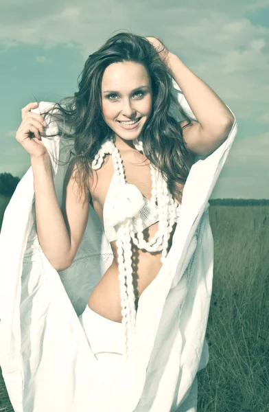 Dışarıda poz veren güzel genç bir kadın..