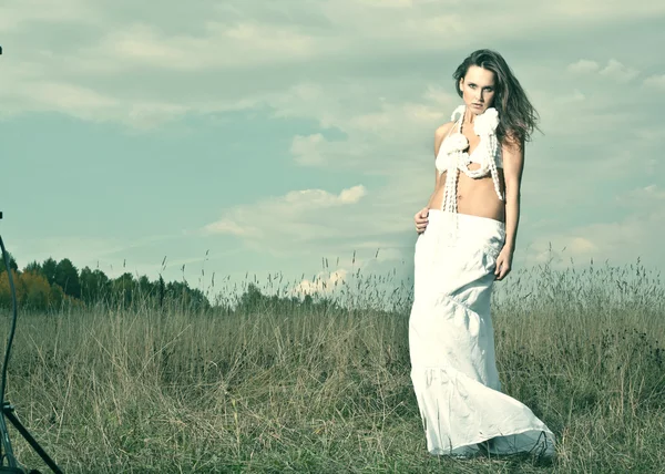 Bella giovane donna in posa all'aperto. — Foto Stock