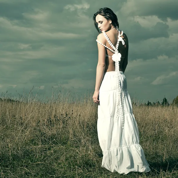 Beautiful young woman posing outdoor. — Stock Photo, Image