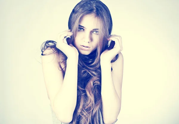 Retrato de niña bonita con cabello largo saludable — Foto de Stock