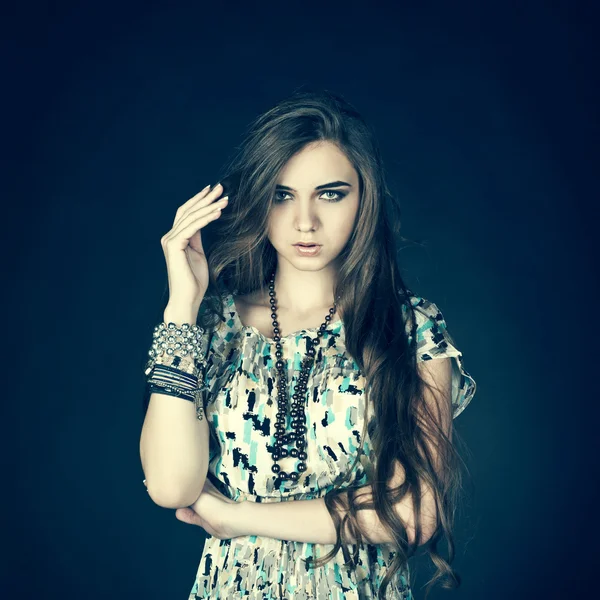 健康的な長い髪を持つかなり若い女の子の肖像画 — ストック写真