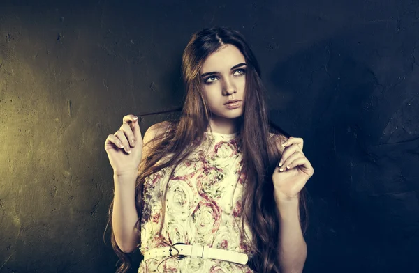 Porträtt av ganska ung flicka med friskt långt hår — Stockfoto
