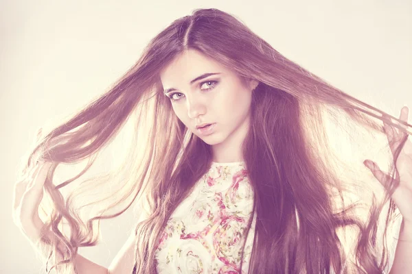 Retrato de menina bonita com cabelo longo saudável — Fotografia de Stock