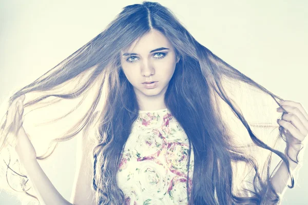 건강 한 긴 머리를 가진 예쁜 젊은 여자의 초상화 — 스톡 사진