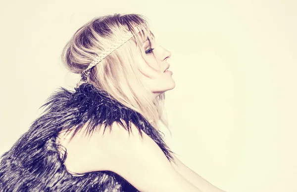 güzel bir genç kadın hippi beyaz zemin üzerine