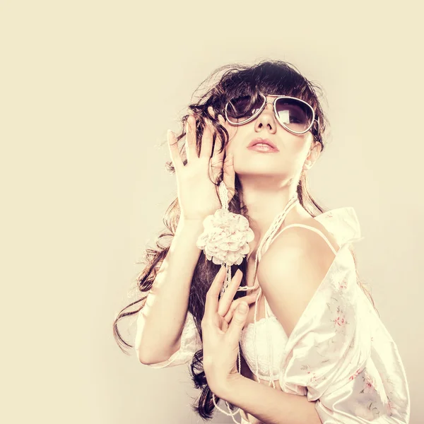 Fashion portrait of a beautiful young sexy woman wearing sunglasses — Stock Photo, Image