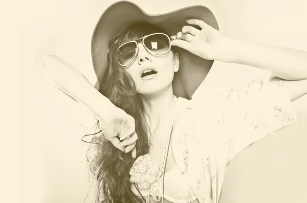 Ritratto di moda di una bella giovane donna sexy che indossa occhiali da sole — Foto Stock