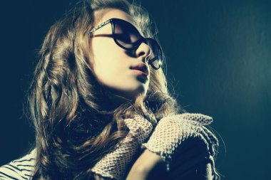 güzel bir genç kadın güneş gözlüğü takmış moda portre