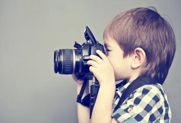 Дитячий хлопчик з фотоапаратом — стокове фото