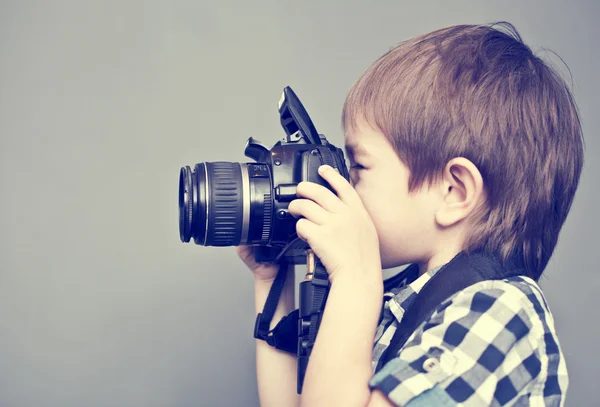 Junge mit Kamera — Stockfoto