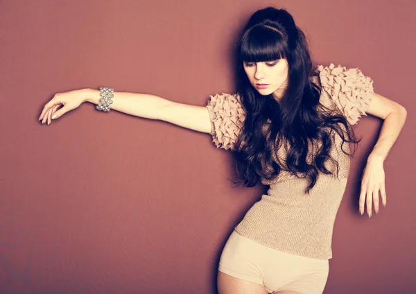 güzel bir genç seksi kadın güneş gözlüğü takmış moda portre