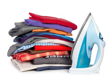 gömlek ve beyaz arka plan üzerinde izole elektrik demir