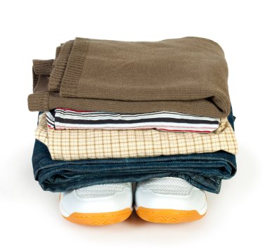 erkek gibi renkli kıyafetler beyaz zemin üzerine yığını