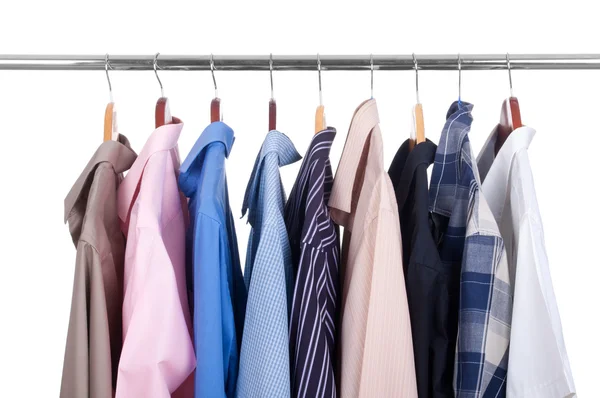 Satır satır renkli gömlek askı asılı — Stok fotoğraf