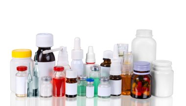 medische flessen met medische ampullen en tabletten geïsoleerd op wit