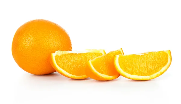Fruta naranja entera y su segmento o cantle aislados sobre fondo blanco — Foto de Stock