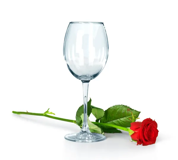 Bicchiere per vino con rosa a stelo lungo — Foto Stock