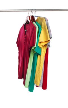 renkli tişört üzerine beyaz izole