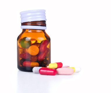 Haplar ilaç şişesinden dökülüyor.