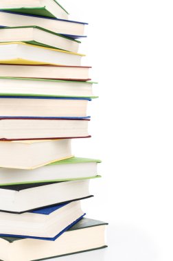 Beyaz arkaplan üzerine renkli kitap yığını