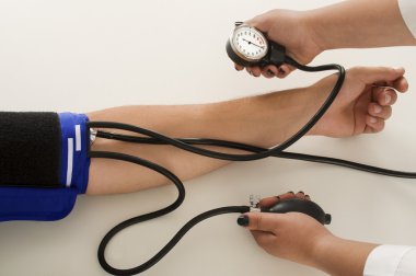 Tansiyon ölçer tıbbi malzeme üzerinde beyaz izole