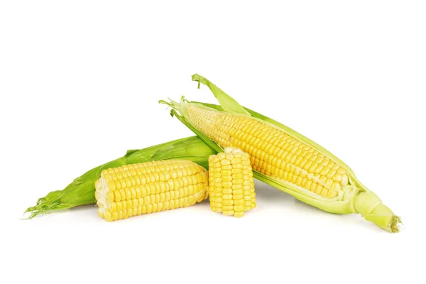 Orelha de milho isolado em um fundo branco — Fotografia de Stock