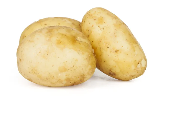 Nieuwe aardappel geïsoleerd op witte achtergrond close-up — Stockfoto