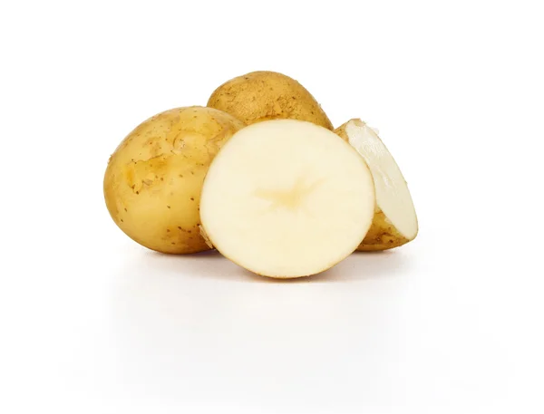 पांढरा पार्श्वभूमीवर वेगळे नवीन बटाटे बंद — स्टॉक फोटो, इमेज