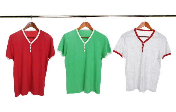 T-shirt colorida isolada em branco — Fotografia de Stock