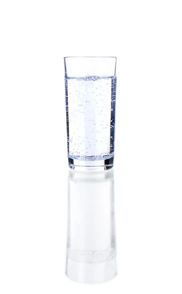 Verser de l'eau sur un verre sur fond blanc — Photo