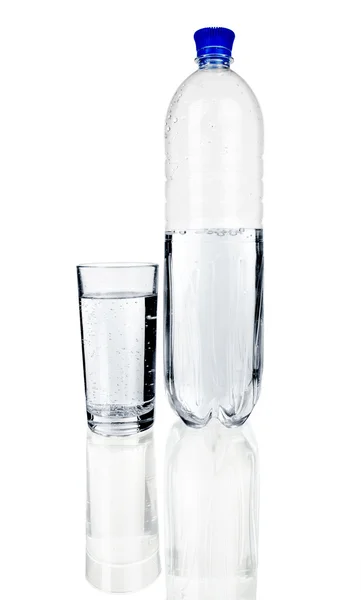 Derramando água em um copo no fundo branco — Fotografia de Stock