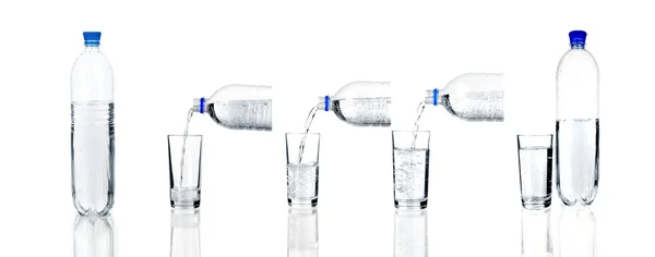 Verter agua sobre un vaso sobre fondo blanco — Foto de Stock