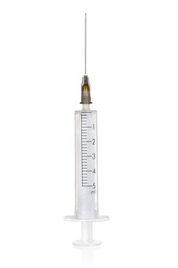 5ml şırınga ve iğne izole detaylı kırpma yolu ile beyaz bir arka plan üzerinde.