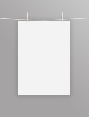 kağıt üzerinde bir ip clothespins ile.