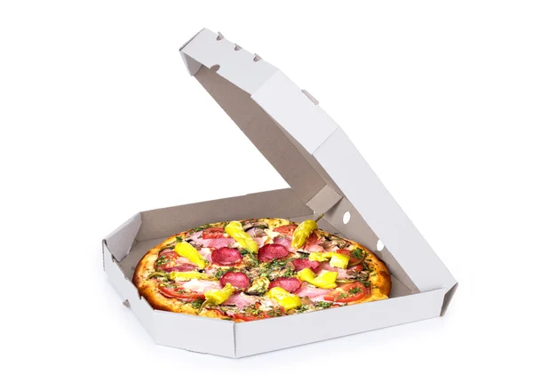 Pizza in een kartonnen doos — Stockfoto