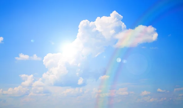 Fondo cielo azul con arco iris —  Fotos de Stock