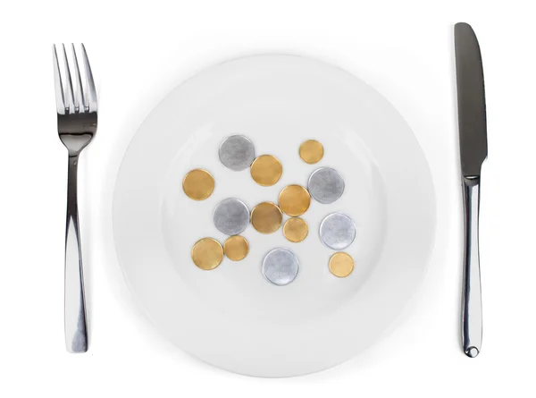 Tallrik av mynt med en gaffel och kniv. pengar och mat koncept. — Stockfoto