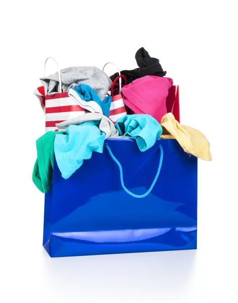 Papier shopping tassen vol kleren — Stockfoto