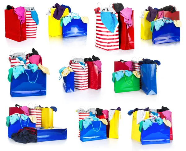 Papírové nákupní tašky plné oblečení — Stock fotografie