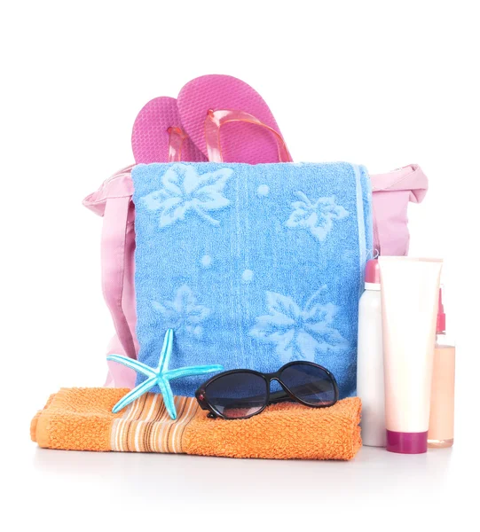 Strandtas met strand accessoires — Stockfoto