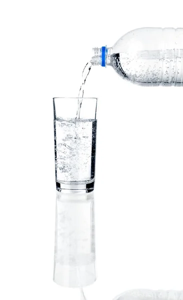 Наливание воды на стакан — стоковое фото