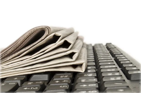 Computerand newspapers — Stock Photo, Image