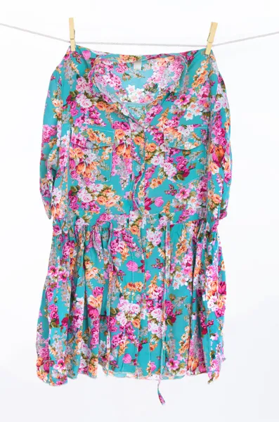 Letní šaty na clothespins — Stock fotografie