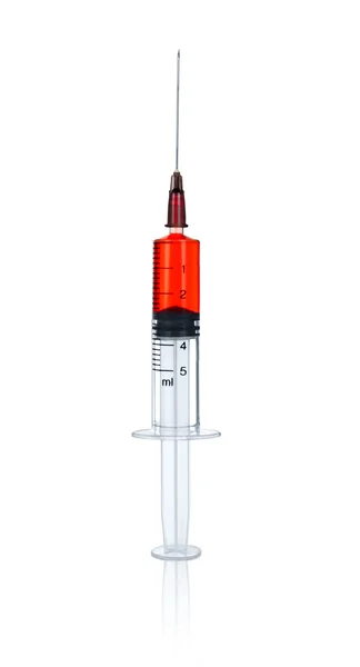 注射器与一种孤立的白色背景上的红色物质 — 图库照片