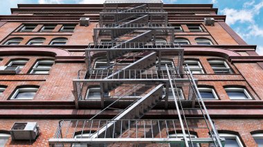 Kırmızı tuğlalı binanın bitişiğindeki merdivenin 3D görüntüsü. 3d illüstrasyon