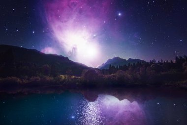 Dağlar arasında fantastik bir nebulayı yansıtan fantezi gölü