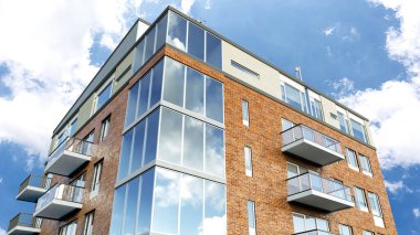 Güneşli bir günde, mavi gökyüzü olan modern bir yerleşim yeri. 3d illüstrasyon