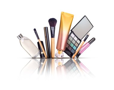 Beyaz arkaplanda yansıması olan kozmetikler