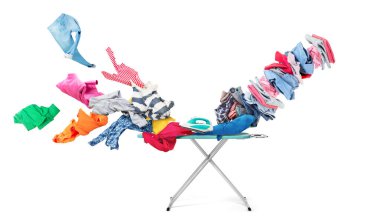 Buruşmuş giysiler ütünün altında uçar, ütülenir ve beyaz arka planda izole bir şekilde yığılır. 3d illüstrasyon.