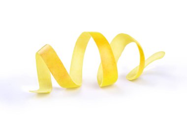 sarı bir elmanın derisi beyaz bir arkaplanda yatar.